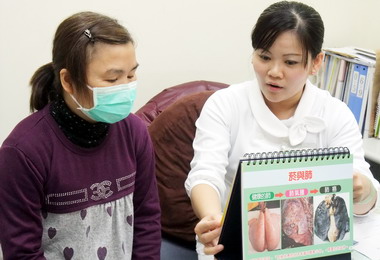 老菸槍阿嬤為金孫戒煙癮(圖)