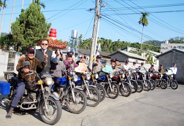 集集不老騎士坐騎古董車馳騁馬路(圖)