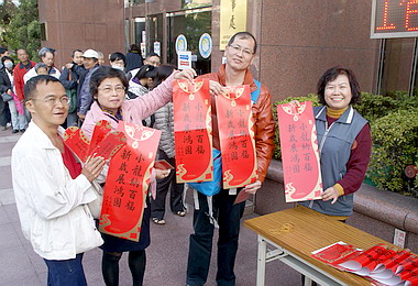 行政院南部中心發贈馬總統紅包袋(圖)
