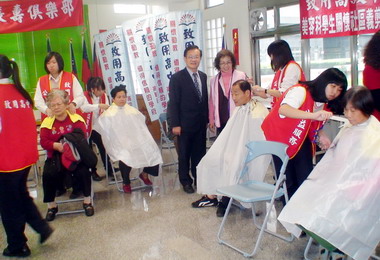 台中致用高中辦愛心義剪活動(圖)