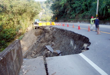 鹿谷投131線路基塴落80公尺山谷(圖)