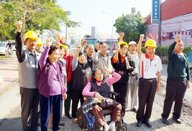 斗六市長謝淑亞視察道路路面改善工程施工(圖)