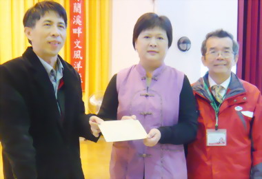 水里郡坑國小義賣二手物捐助家扶中心(圖)