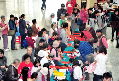 名家揮毫贈春聯陳菊祝福市民朋友大吉大利(圖)