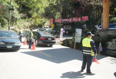 信義草坪頭櫻花季現人潮妥善交管獲好評(圖)