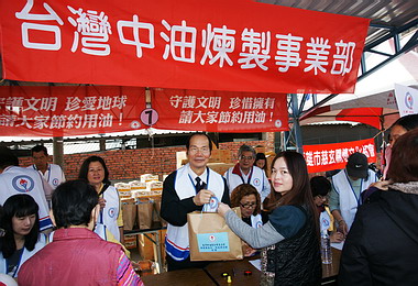 中油寒冬送暖愛在大寮(圖)