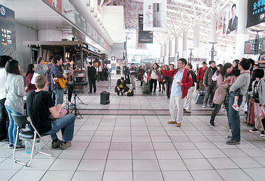 青年使命團高鐵站演出(圖)