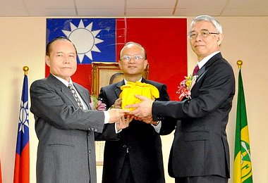 高雄關新舊任關務長交接(圖)