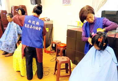 水里辦春節物資發放暨義剪活動(圖)