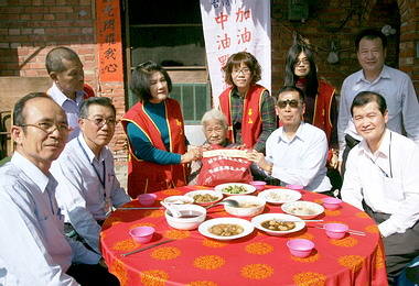 中油送愛助獨老點亮獨老幸福宅(圖)