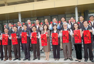 雲林縣長蘇冶芬送福袋慰勞縣府同仁(圖)