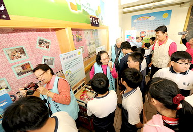 中鋼集團環境教育大巴士首航(圖)