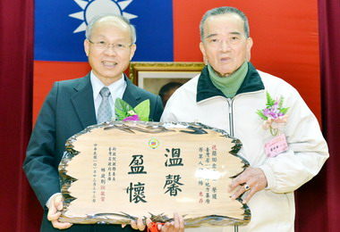 省主席林政則表揚地方基層人物代表簡田金(圖)