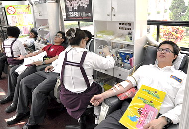 寒冬送暖高雄關舉辦捐血活動(圖)