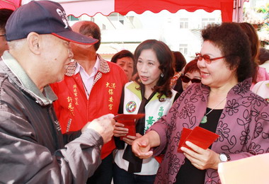 陳菊初三參拜發送紅包祝福市民平安健康(圖)
