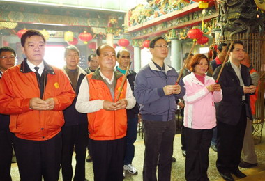 桃園縣長吳志揚至元聖宮祈求國泰民安(圖)