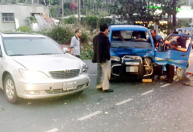國姓自小客與貨車對撞車頭受損嚴重(圖)