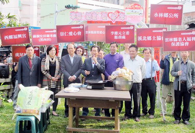 李應元號召愛心團體辦幸福熱食愛新年(圖)