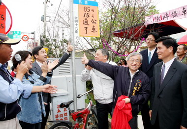 太平區大興19街公車站揭牌(圖)