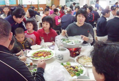 慈濟舉辦36場圍爐暨冬令發放活動(圖)