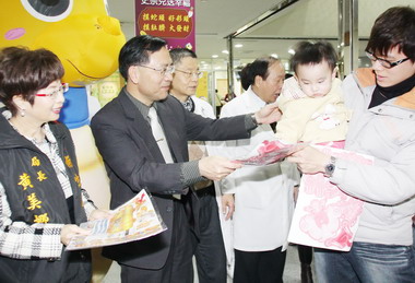 台中市副市長蔡炳坤探視病童(圖)