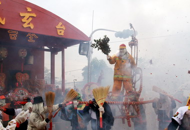 台東炮炸真人寒單爺活動吸引遊客湧入(圖)