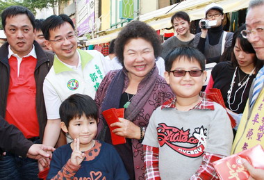 陳菊新崛江發送紅包民眾手機搶拍照(圖)