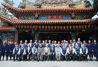 陳志清陪省主席林政則至竹山城隍廟敬神(圖)