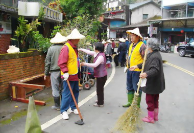 雲林警察志工打掃社區民眾足感心(圖)
