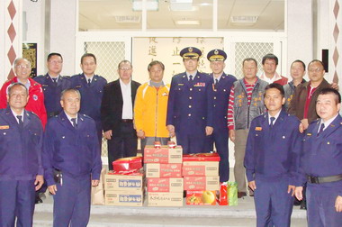 信義鄉長史強慰問春安工作值勤人員(圖)