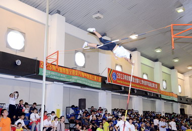 全國中上學校室內撐竿跳高比賽草商登場(圖)