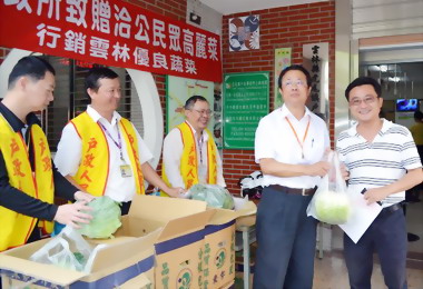 菜價跌雲林戶政所助農民行銷高麗菜(圖)