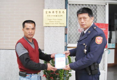 熱心里長辦助學員警感佩贈書籍(圖)