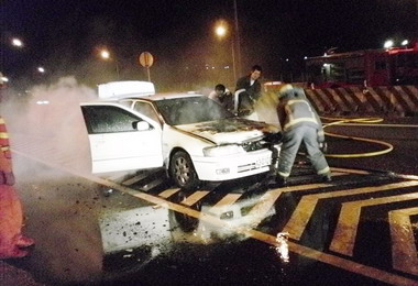 轎車行經國道六號引擎冒煙火燒車(圖)