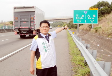 議員楊典忠批：交通指標捨近求遠(圖)