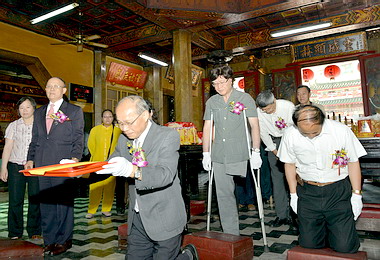 林政則赴高雄城隍廟敬謝神恩(圖)