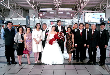 高鐵化身結婚禮車新人秀幸福(圖)