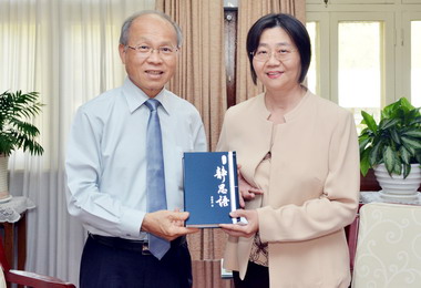 省主席林政則肯定將退休的同仁游惠玲(圖)