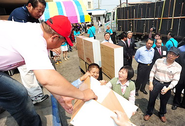 「書桌愛心團」贈書桌助弱勢孩童(圖)