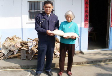 頭社派出所警員濟助弱勢族群(圖)