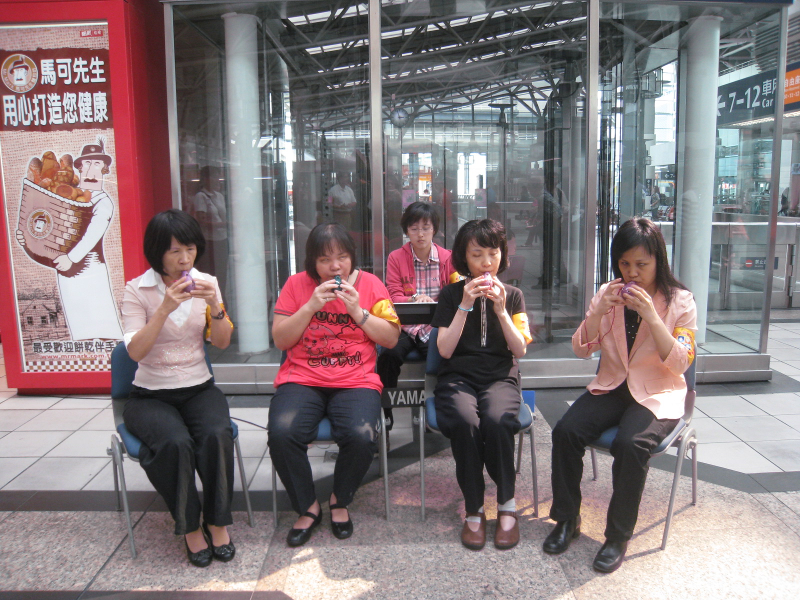 視障陶笛樂團高鐵左營站感恩演出(圖)