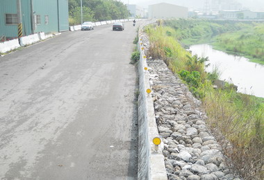 霧峰乾溪堤防道路位轉彎處成交通危險路段(圖)