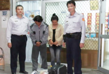 雙警兄弟合力擒獲逃逸外勞(圖)