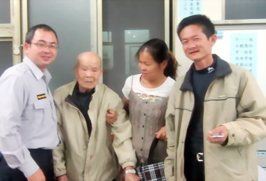 離鄉數十載九旬老翁思鄉  斗六警助圓夢(圖)