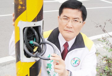 中市議員督促路燈桿電線外露快整修(圖)