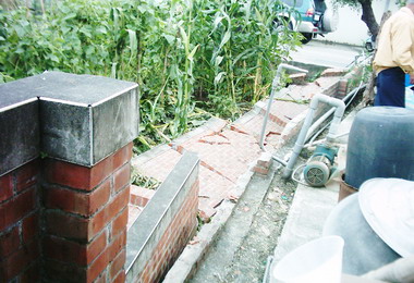 南投6.1大地震集集婦人遭倒塌圍牆壓死(圖)