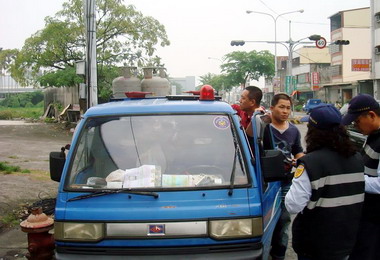 消防局進行瓦斯車稽查(圖)