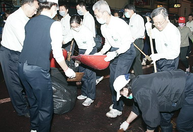 大甲媽遶境台中慈濟醫院清晨掃街(圖)