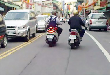 男子酒駕蛇行遭警當場攔查(圖)