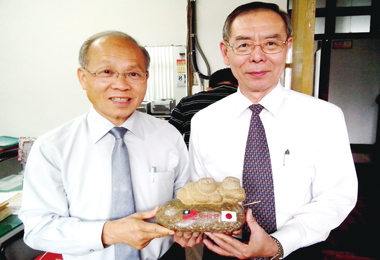 台灣省主席林政則贈日友台灣倆相好(圖)